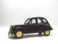 2CV à calandre de Traction (c'est, dit on, la partie de la carrosserie le plus modifié sur la Deuche)