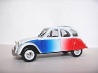 2CV Cocorico 1986 (dégardé de bleu, de blanc et de rouge, à l'occasion de la coupe du monde de football en 1986)