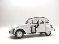2CV 6 Vache 1986 (elle meugle, on entend un son de cloche et elle est bien sur aux couleurs d'une vache)