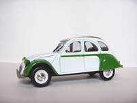 2CV Dolly 1985 (les ailes avants, arrières, les feux, le coffre et un liseret le long des poignées sont d'une autre couleur que celle de la caisse)