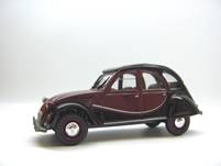 2CV Charleston 1980 (série spéciale dessinée par Serge Gévin, il existe 3 combinaisons de couleurs : noir/bordeau, gris foncé/gris clair et noir/jaune)
