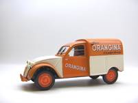 2CV AZU Orangina 1955 (au service de l'entreprise pour ses qualités d'utilitaire bon marché et économique)