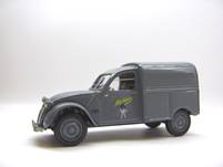 2CV AZU Michelin 1954 (au service de l'entreprise Michelin pour ses qualités d'utilitaire bon marché et économique)